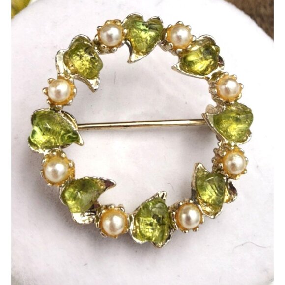 Vintage Gold-Tone Wreath Circle Brooch With Pearl & Green Stone Accents MCM - Picture 2 of 4